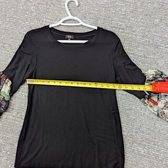 Storm Women's (Medium) Black Relaxed Fit Top With Flowy Floral 3/4 Sleeves - Picture 8 of 10